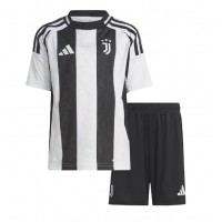 Camiseta Juventus Andrea Cambiaso #27 Primera Equipación para niños 2024-25 manga corta (+ pantalones cortos)